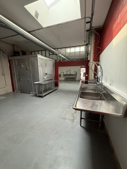 More Photos Of 3026-3030 W Carroll Ave, Chicago Warehouse For Lease
