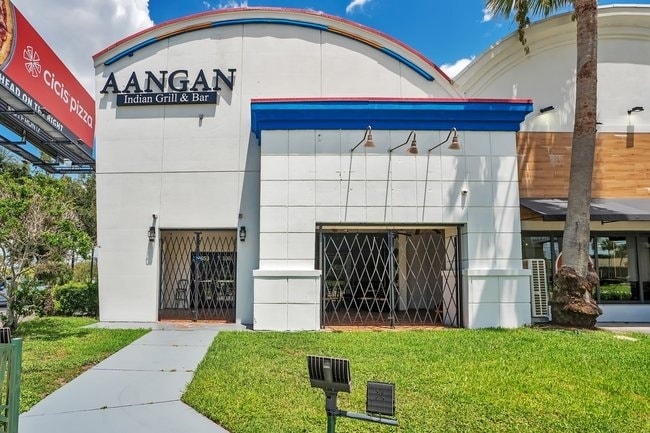 More Photos Of 7653 International Dr, Orlando Freestanding For Lease