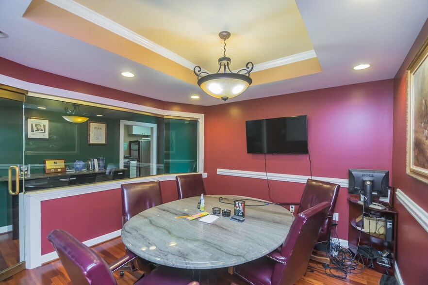More Photos Of 410 Pine St SE, Vienna Office For Lease