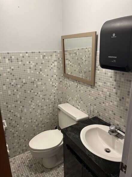 More Photos Of 695 Old Englewood Rd, Englewood Medical For Lease