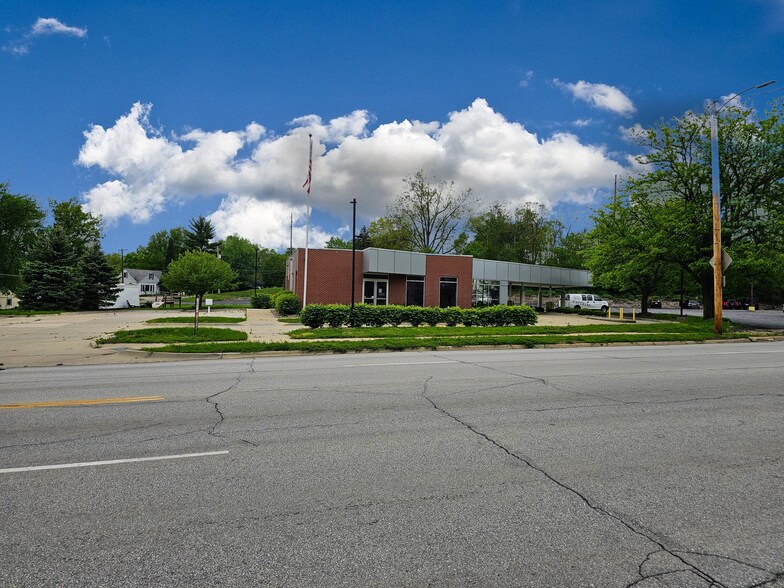 More Photos Of 2742 Hubbell Ave, Des Moines Bank For Lease