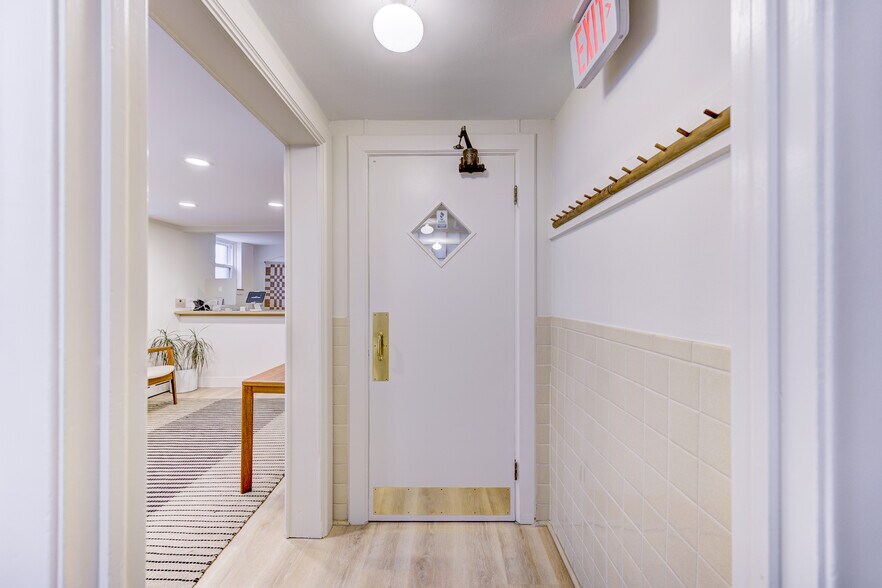 More Photos Of 8750 W 9 Mile Rd, Oak Park Office Residential For Lease