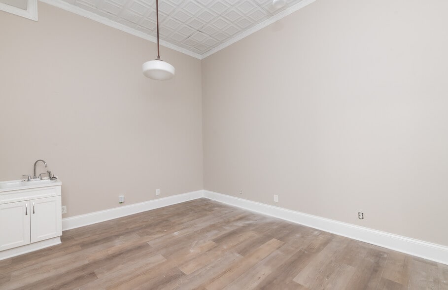 More Photos Of 1940 Harvard Dr, Louisville Storefront For Lease