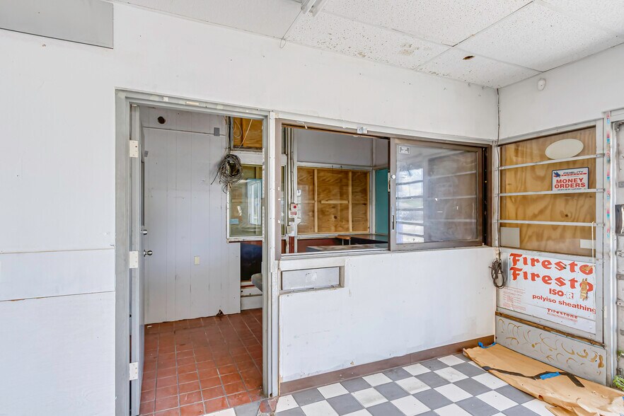 More Photos Of 1220 S Washington Ave, Titusville Convenience Store For Lease