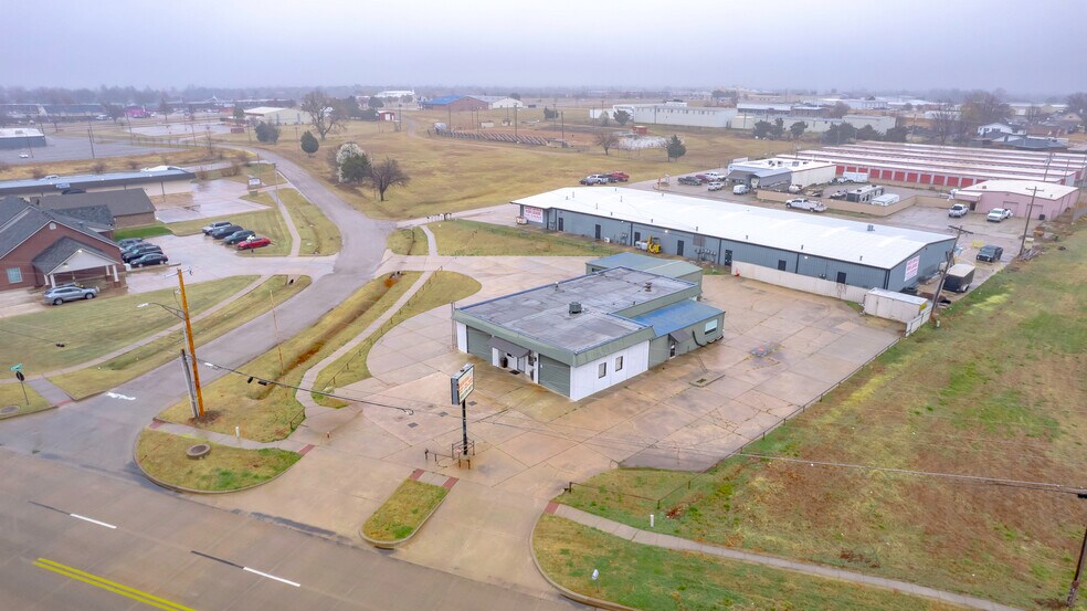 More Photos Of 401 S Ranchwood Blvd, Yukon Flex For Sale