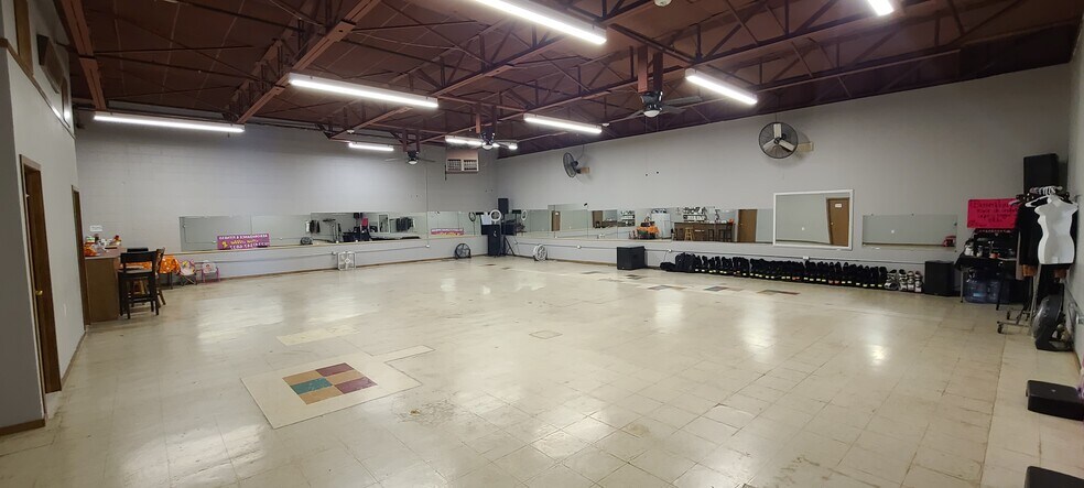 More Photos Of 5520 Military Pky, Dallas Industrial For Sale