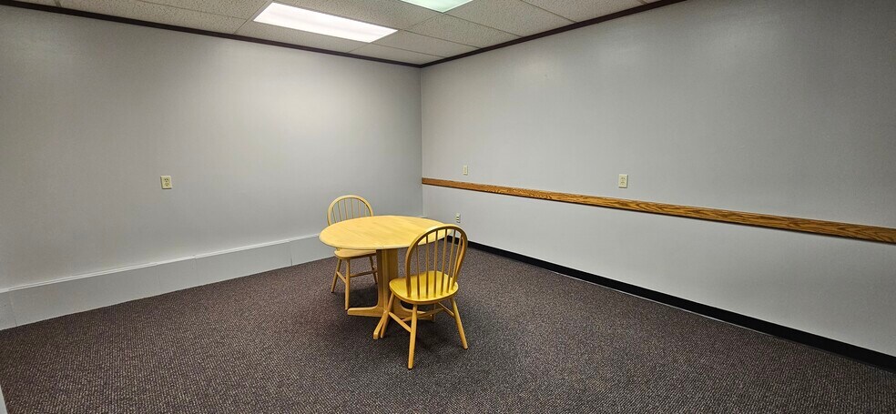 More Photos Of 1010 Oak Ridge Dr, Eau Claire Loft Creative Space For Lease