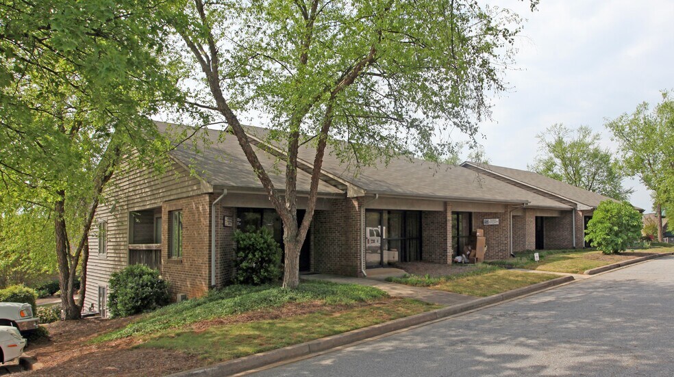More Photos Of 2375 E Main St, Spartanburg Office For Lease