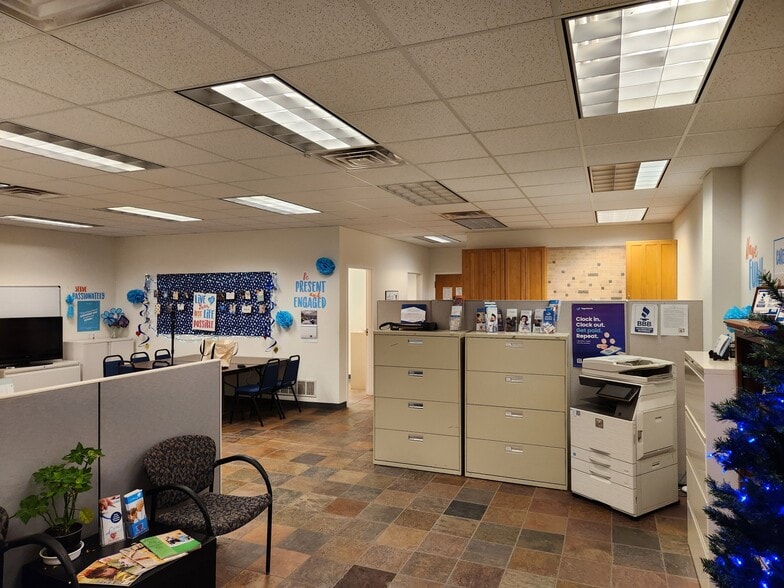 More Photos Of 1020 James Dr, Hartland Light Manufacturing For Lease