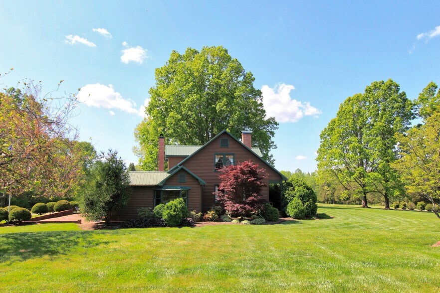 More Photos Of 2173 Wilkesboro Hwy, Statesville Sports And Entertainment For Sale