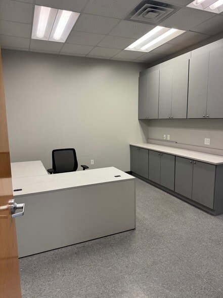 More Photos Of 404 Chicago Dr, Fayetteville Flex For Lease