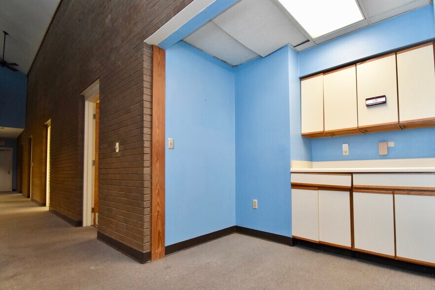 More Photos Of 810 Newman Dr, Helena Office For Sale