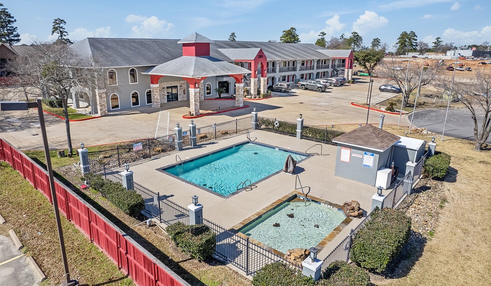 More Photos Of 201 W Hill Park Cir, Huntsville Hotel For Sale