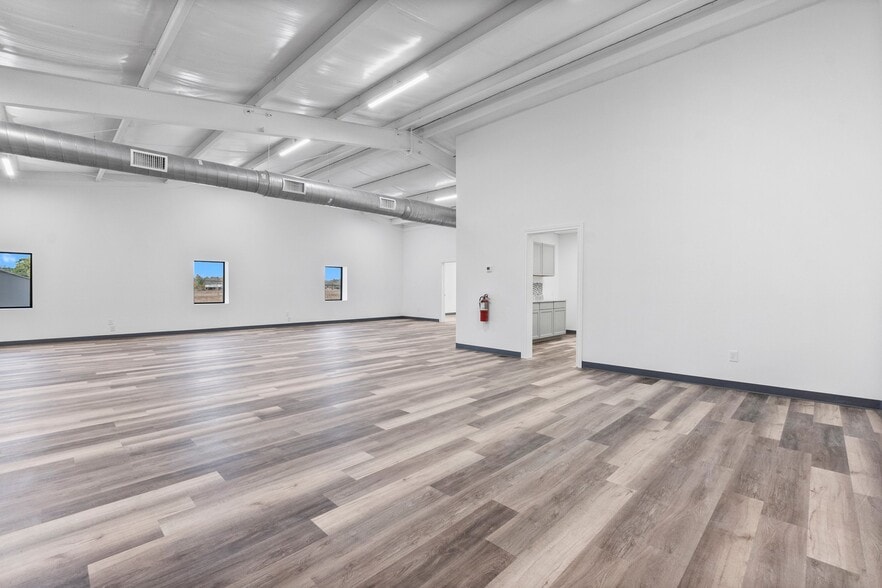 More Photos Of 11002 Sleepy Hollow Rd, Conroe Warehouse For Lease