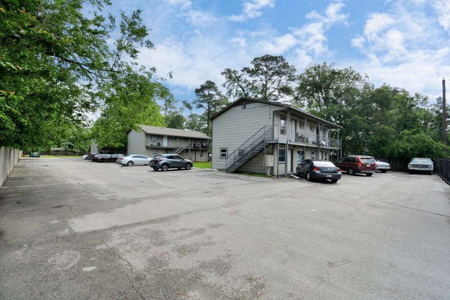 More Photos Of 9211 N Green River Dr, Houston Apartments For Sale