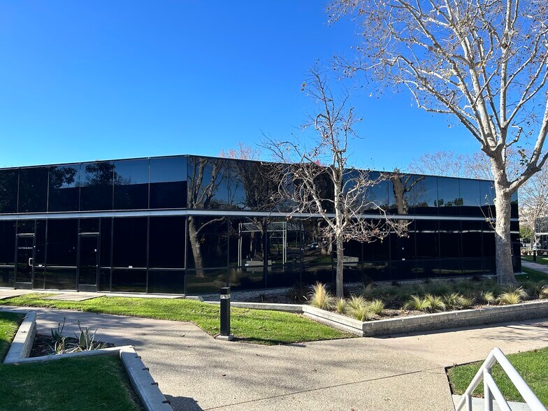 More Photos Of 20971 Warner Center Ln, Woodland Hills Office For Sale