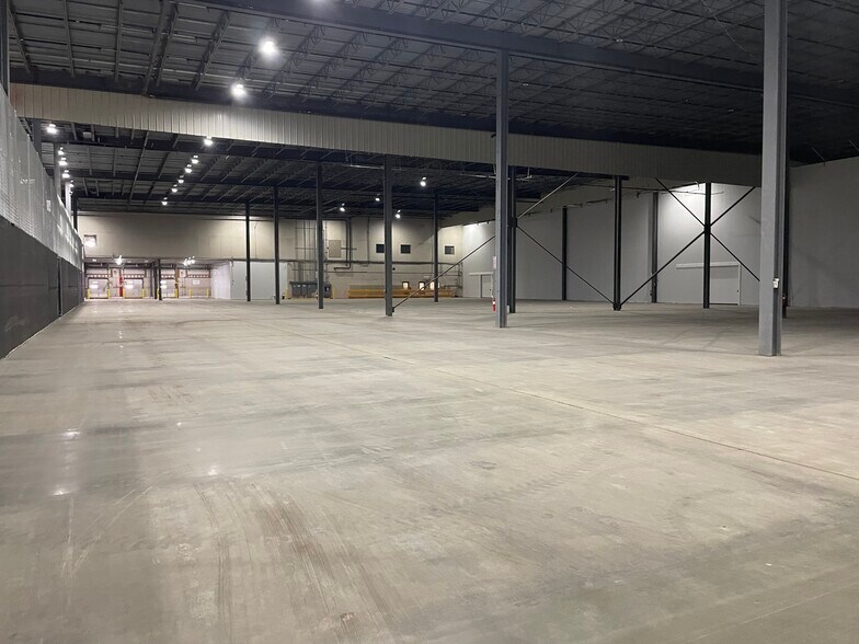 More Photos Of 225 N Daniels Way, Bloomington Refrigeration Cold Storage For Lease