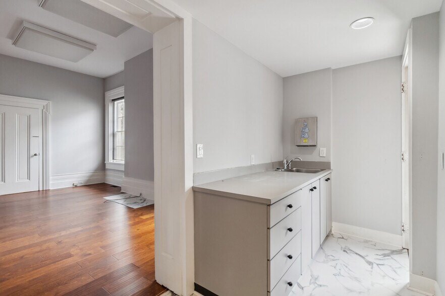 More Photos Of 239 N Broadway, Lexington Office Residential For Sale