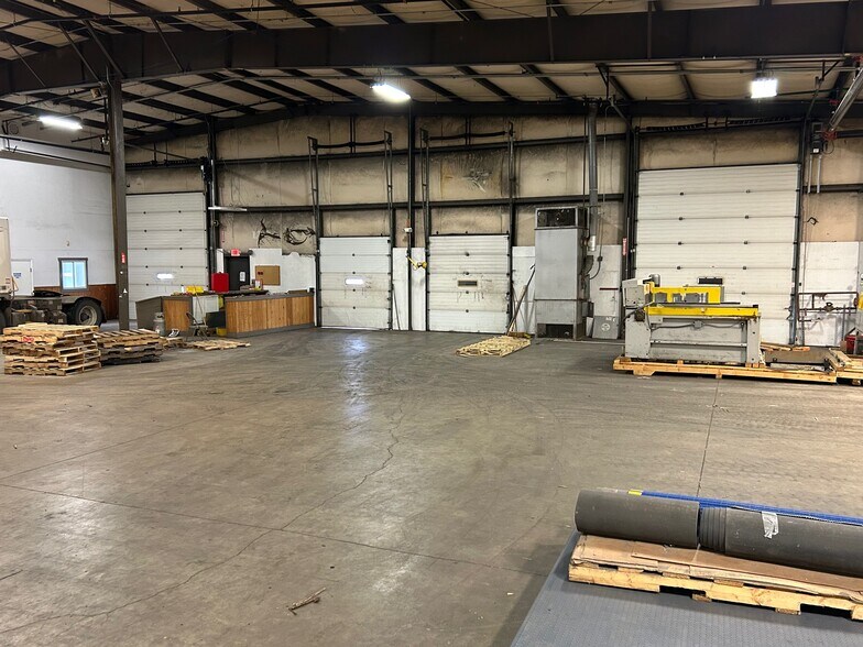 More Photos Of 1123 Verdant Dr, Elkhart Manufacturing For Lease