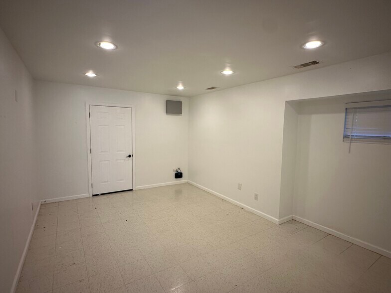 More Photos Of 10202 Mula Cir, Stafford Warehouse For Lease