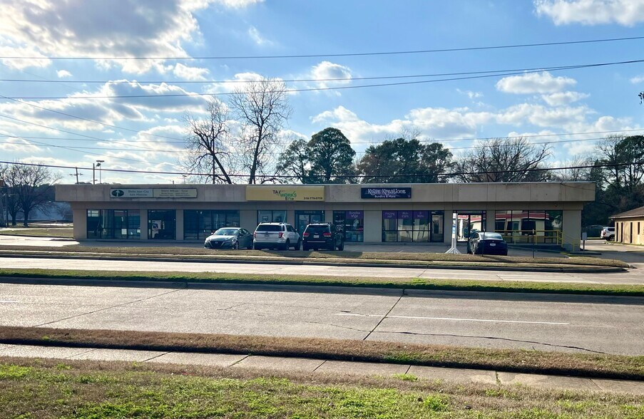 More Photos Of 8236-8240 Jewella Ave, Shreveport Storefront Retail Office For Sale