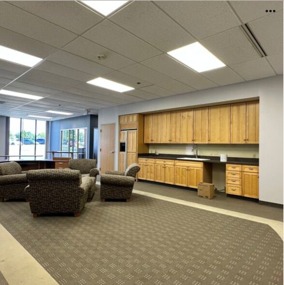 More Photos Of 422 Wards Corner Rd, Loveland Showroom For Lease