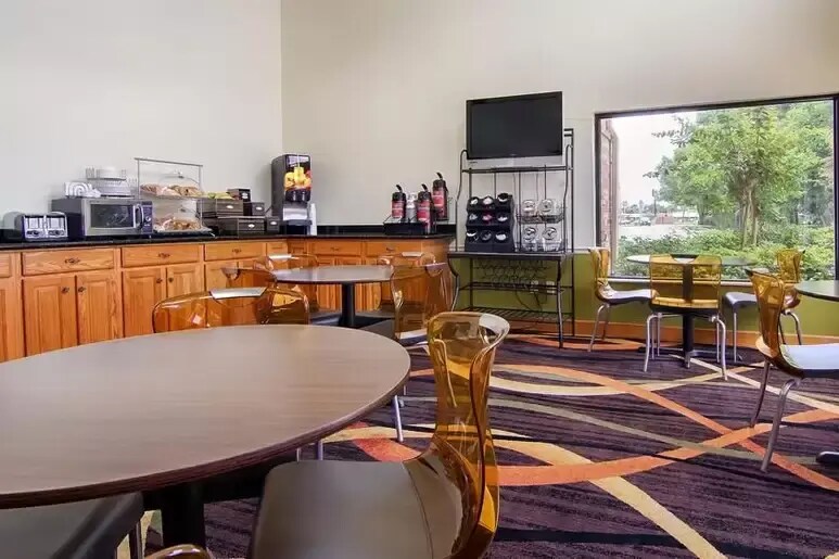 More Photos Of 1422 N Polk St, Rayne Hotel For Sale