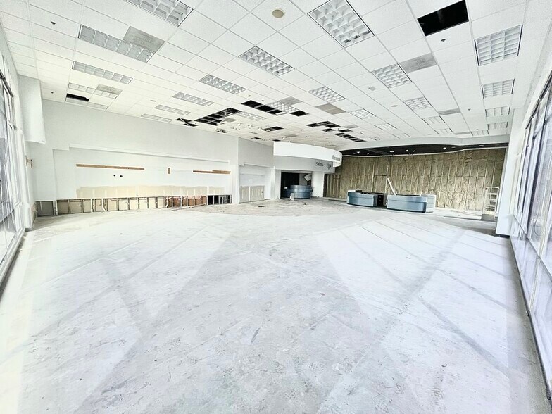 More Photos Of 9626 Rockville Rd, Avon Unknown For Lease