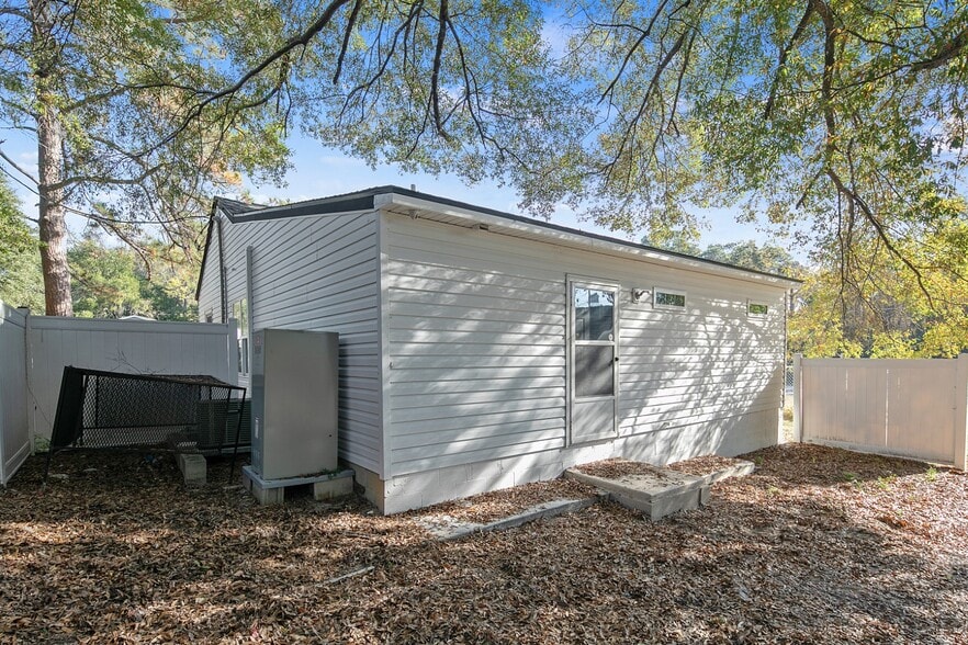 More Photos Of 1500 Gillespie St, Fayetteville Office For Lease