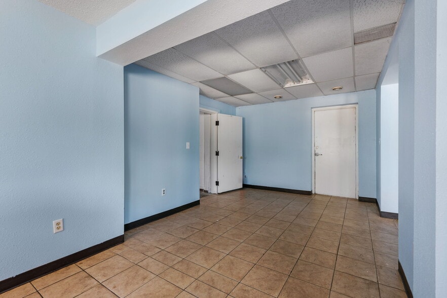 More Photos Of 3401 W Oakland Ave, Austin Truck Stop For Sale