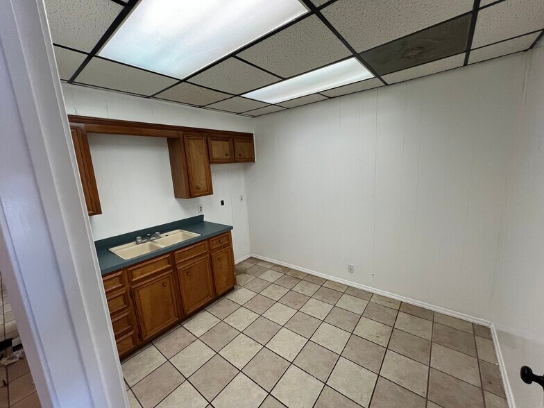 More Photos Of 203 S Main St, Andrews Office For Sale