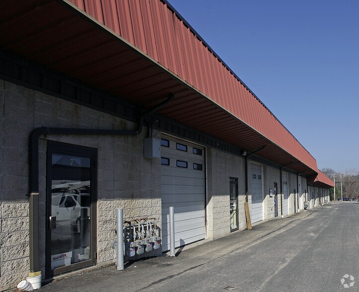 More Photos Of 9 Bonazzoli Ave, Hudson Warehouse For Lease