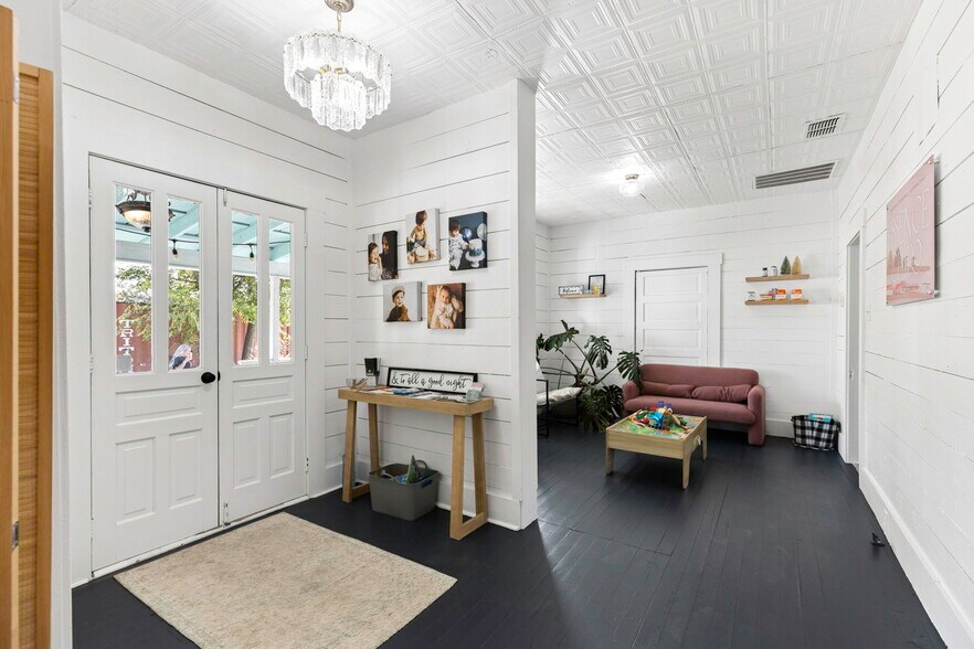 More Photos Of 322 S Main St, Boerne General Retail For Sale