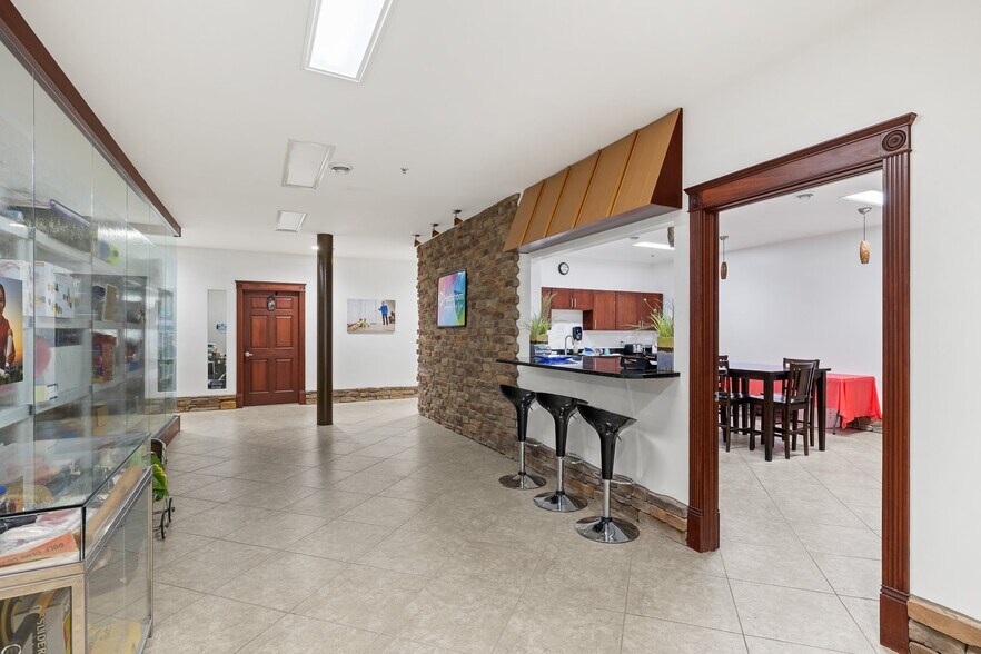 More Photos Of 1 Hedstrom Dr, Ashland Warehouse For Lease