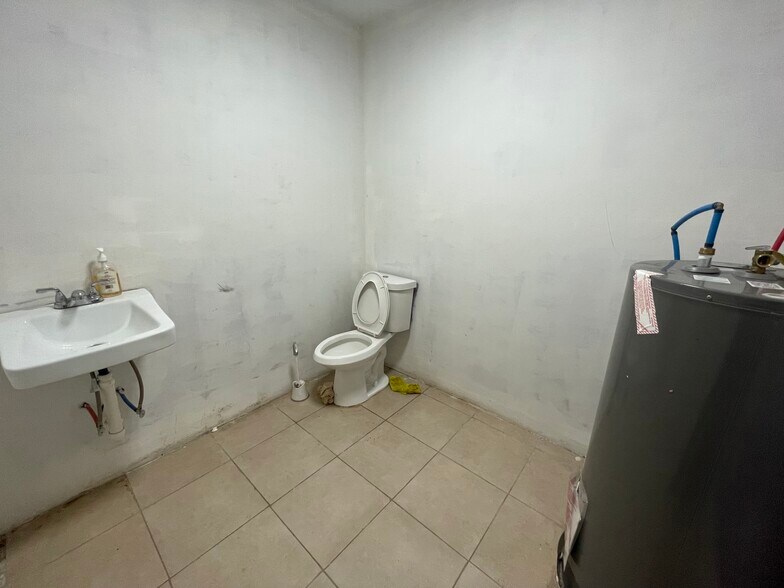 More Photos Of 430 N Commerce Ave, Waynesboro Flex For Sale