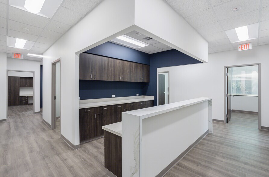 More Photos Of 1305 Airport Fwy, Bedford Medical For Lease