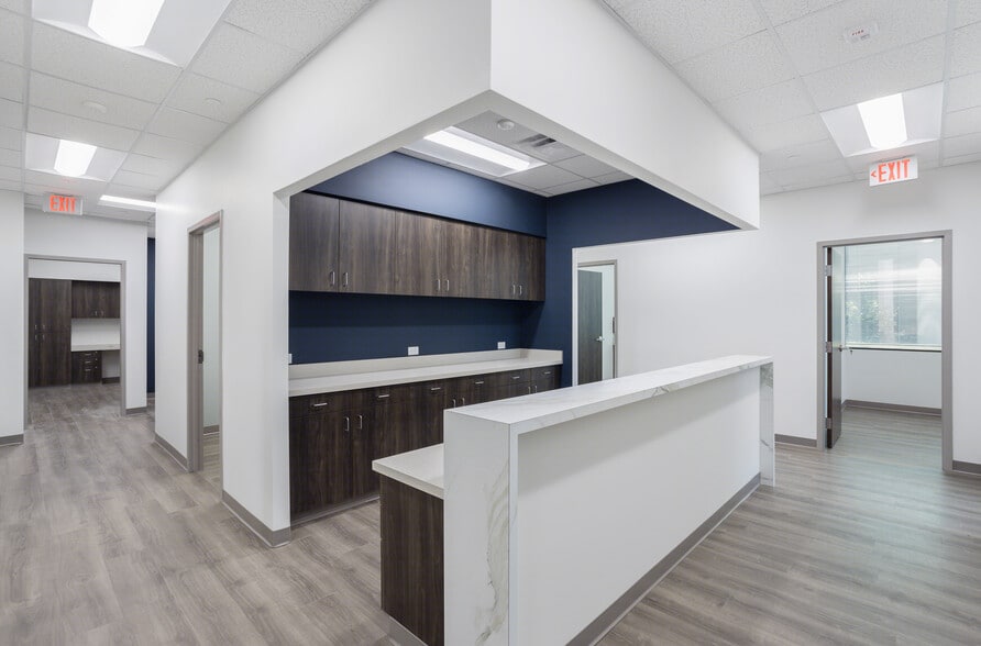 More Photos Of 1305 Airport Fwy, Bedford Medical For Lease