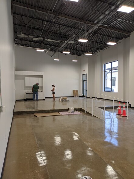 More Photos Of 2307 Thornton Rd, Austin Flex For Lease