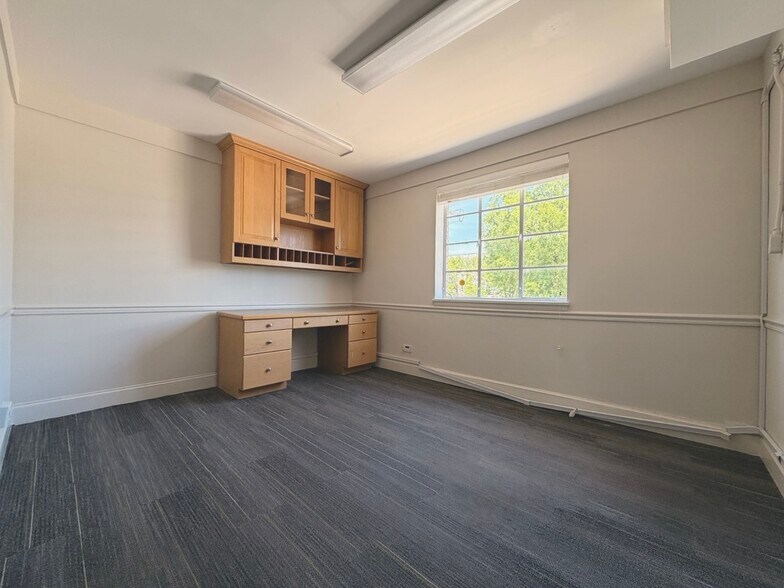 More Photos Of 1125 E Morehead St, Charlotte Office For Lease