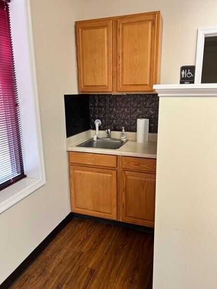 More Photos Of 161 Prosperity Dr, Winchester Showroom For Lease