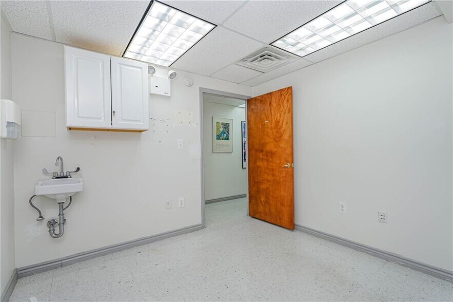 More Photos Of 3041 Avenue U, Brooklyn Medical For Lease