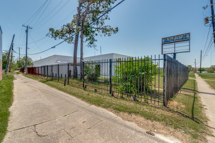 More Photos Of 1420 Martin Luther King Jr Blvd, Dallas Medical For Sale