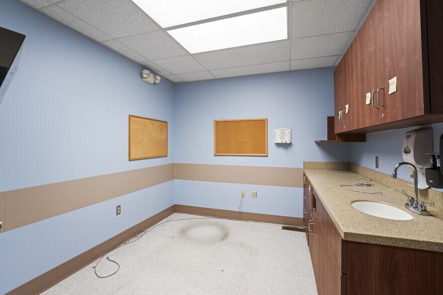 More Photos Of 1515 S 19th St, Elwood Office For Sale