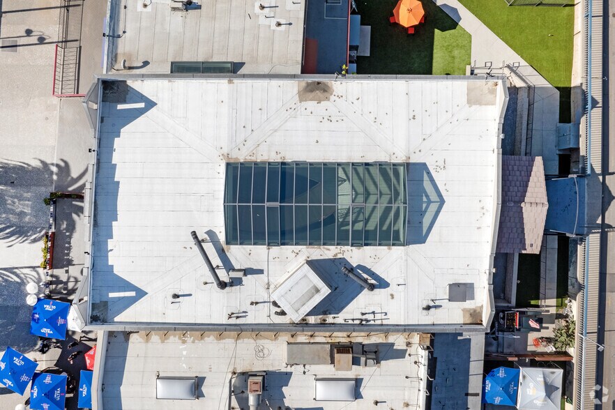 More Photos Of 1605 Ocean Front Walk, Santa Monica Storefront For Lease