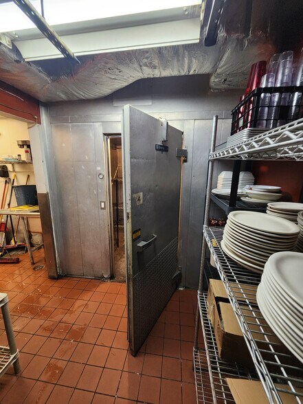 More Photos Of 321 N Main St, Hendersonville Restaurant For Lease