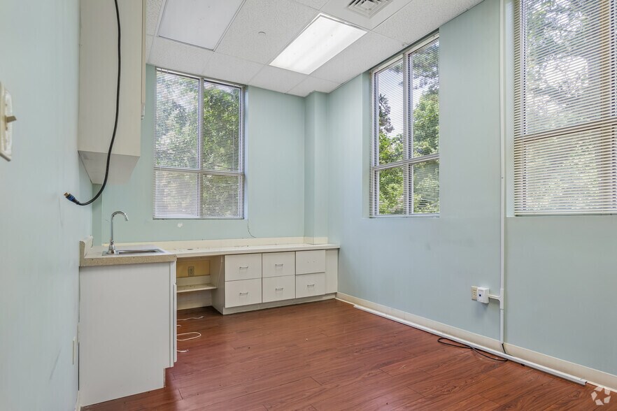 More Photos Of 7800 Wolf Trail Cv, Germantown Medical For Sale