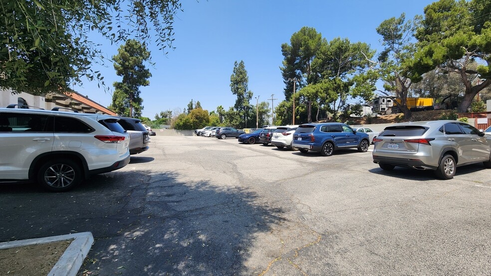 More Photos Of 9795 Cabrini Dr, Burbank Loft Creative Space For Lease