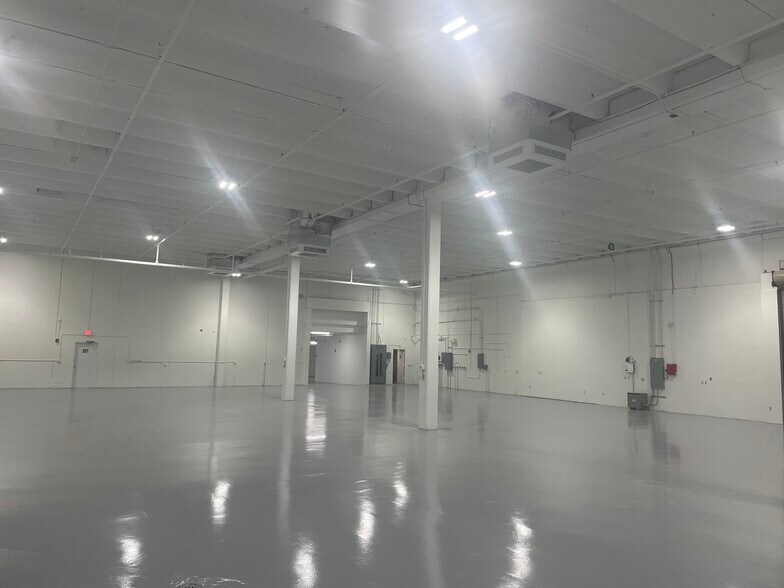 More Photos Of 637 Jim Moran Blvd, Deerfield Beach Warehouse For Lease