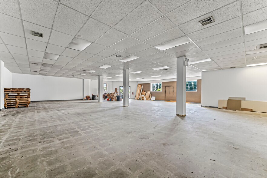 More Photos Of 935 Chestnut St, Gap Showroom For Sale