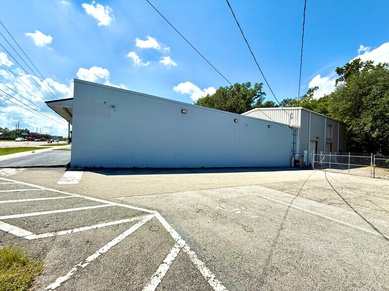 More Photos Of 4680 Blanding Blvd, Jacksonville Auto Dealership For Lease